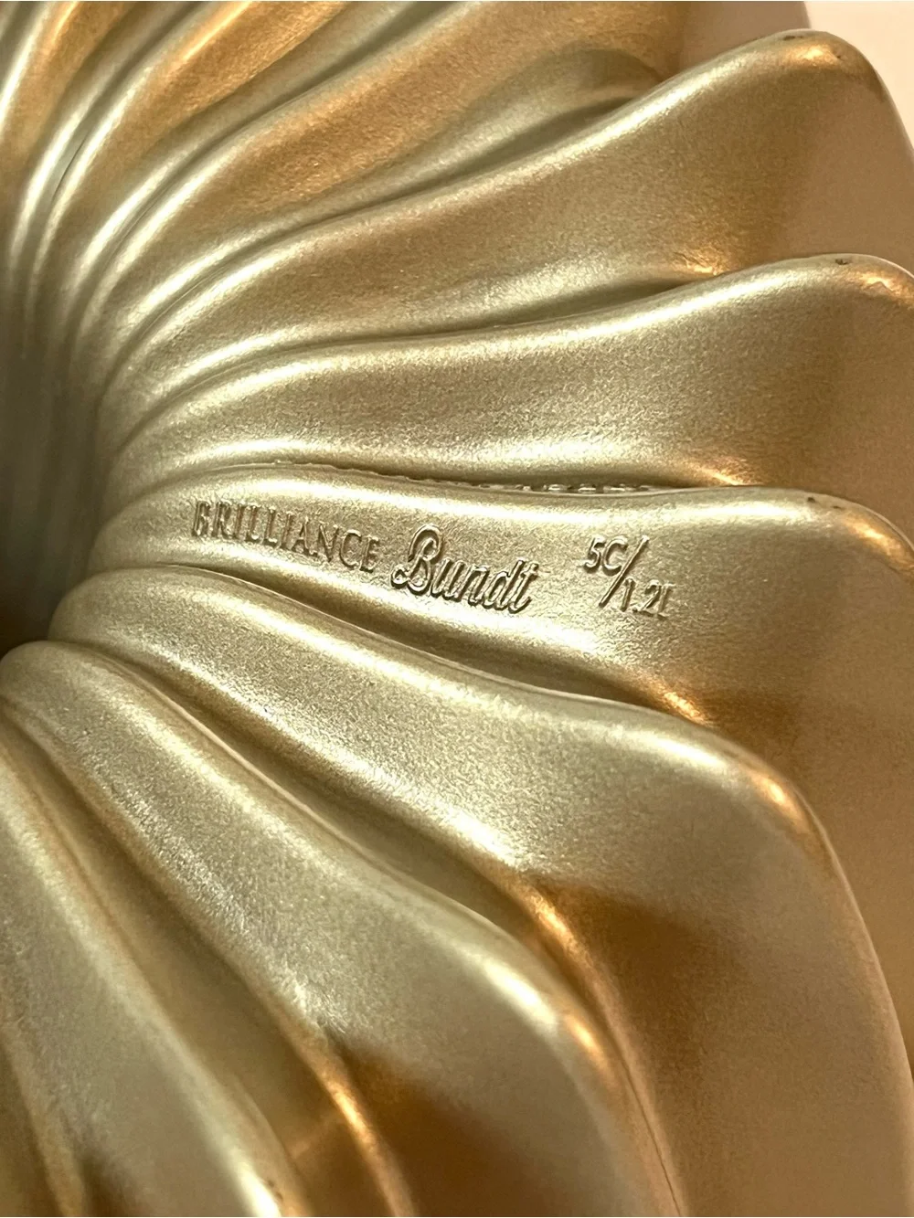 Nordic Ware Brilliance Bundt Cake Cast Aluminum Pan Gold Finish 5 Cups USA 8 in